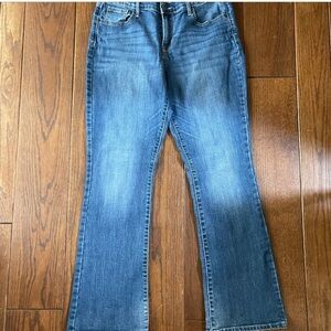 Old Navy Curvy Jeans
10 Short 
Boot cut, medium wash, mid rise